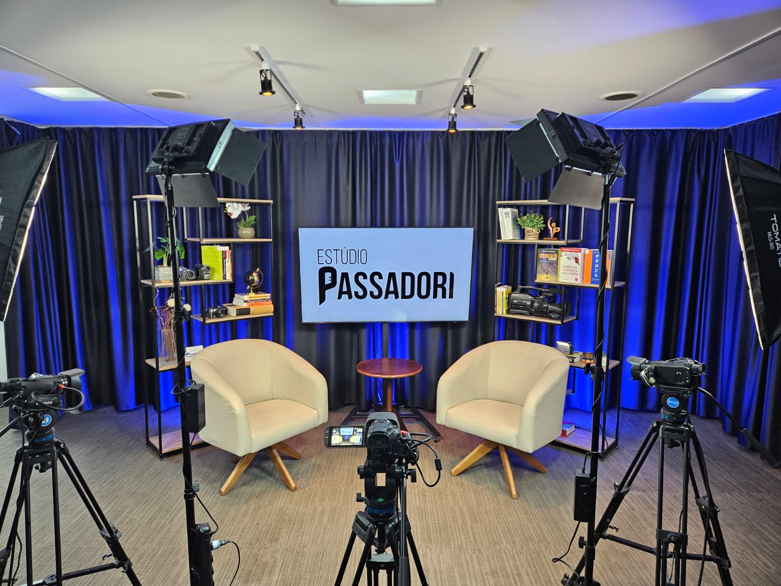 Formato talk show do Estúdio Passadori, com duas poltronas e telão de fundo para entrevistas gravadas